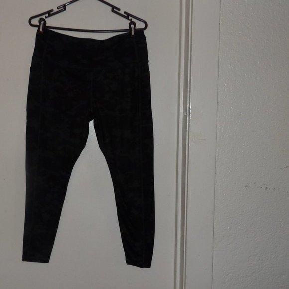 Danskin EUC Dark Camoflage Yoga Exercise Capri Pants Sz XL - Picture 1 of 8